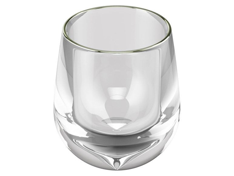 Un verre transparent avec un bord vert.