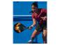 Femme jouant au padel avec raquette et balle sur un court bleu.