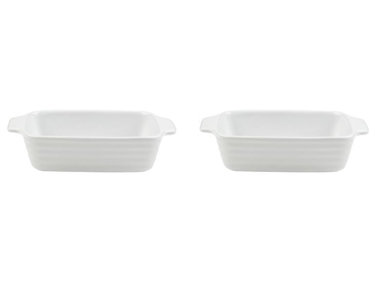 Deux plats à gratin blancs avec des poignées.