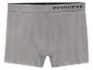 Un caleçon boxer gris avec des coordonnées imprimées sur la ceinture.