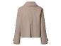 Achterkant van een beige damesjasje met kraag en lange mouwen.