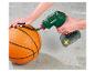 Une personne gonfle un ballon de basket avec une pompe à air sans fil Parkside.