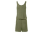 Een groene jumpsuit met spaghettibandjes.