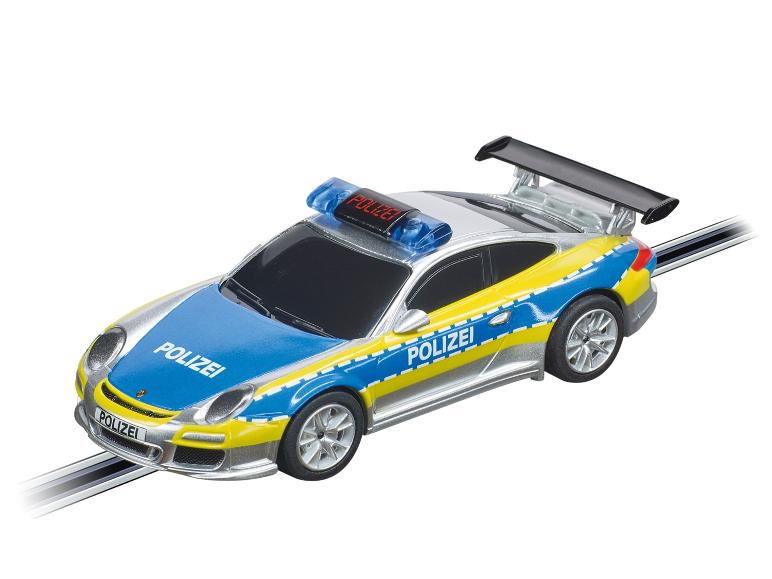 Een zilveren Porsche politie-auto op een racebaan.
