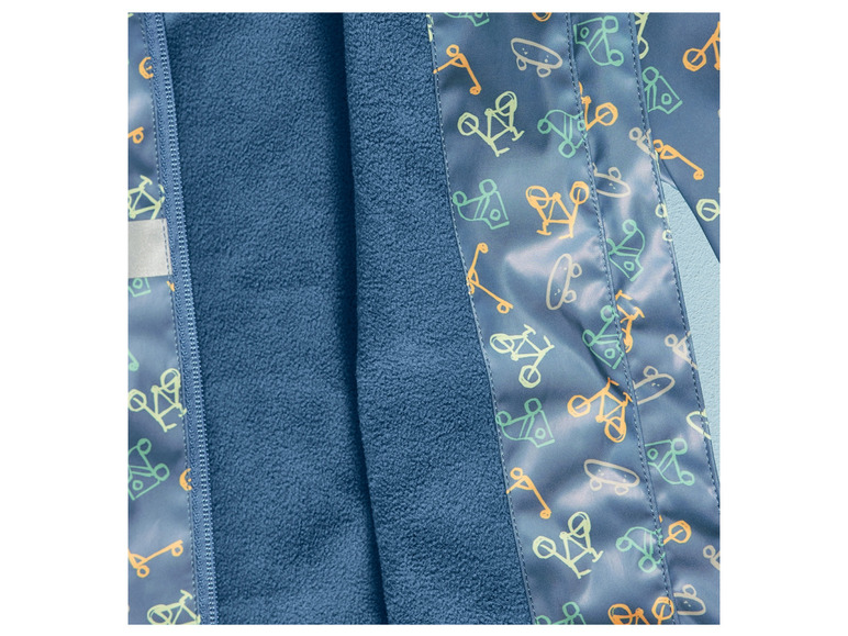 Blauwe jas met fleecevoering en een print van skateboards en rolstoeltjes.