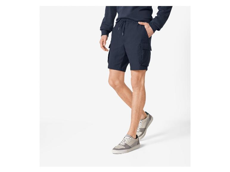 Shorts cargo et baskets : look décontracté pour homme.