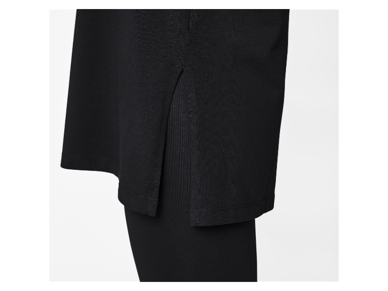 Robe noire fendue sur le côté et leggings assortis.