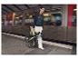 Een vrouw die een vouwfiets van Tern meebrengt op het station.