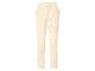 Beige damesbroek met rechte pijpen op een witte achtergrond.