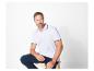 Man in wit poloshirt en donkere broek.