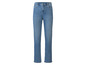 Un jean bleu taille haute.