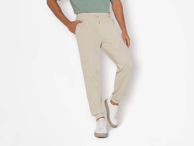 Jogging beige et baskets blanches : look décontracté.