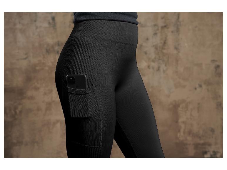 Leggings noires avec un téléphone dans la poche.