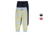 Twee joggingbroeken, één met een citroenprint en één effen donkerblauw.