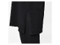 Robe noire fendue sur le côté et leggings assortis.