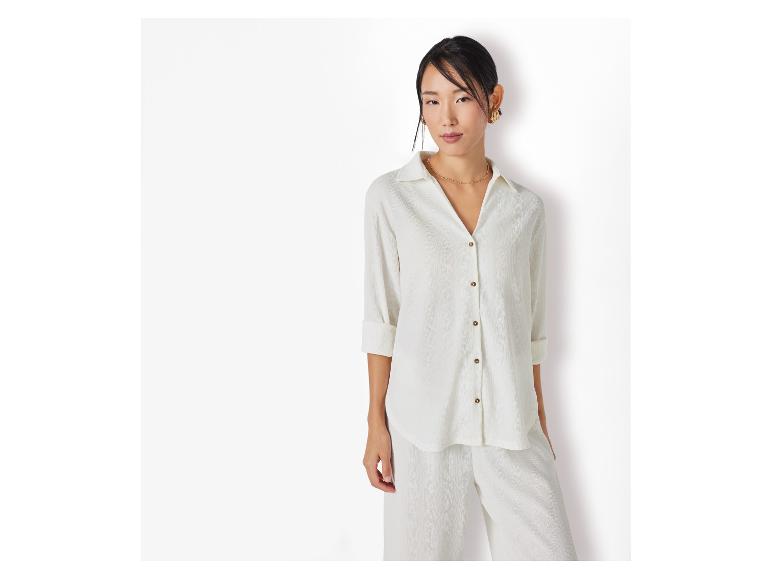 Chemisier et pantalon coordonnés crème, style minimaliste.