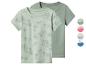 Twee groene kinder-T-shirts, één met skateboardprint