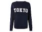 Een donkerblauwe trui met 'Tokyo' erop.