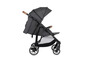 Een zwarte kinderwagen met een bruin handvat.