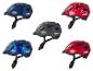 Vier verschillende kinderfiethelmen met verschillende prints.