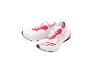 Twee witte en rode hardloopschoenen met veters met patroon.