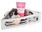 Een chromen hoekplank met bodylotion en handzeep.