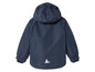 Une veste bleue à capuche pour enfants.
