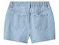Short en jean bleu clair avec poches arrière, vue de dos.
