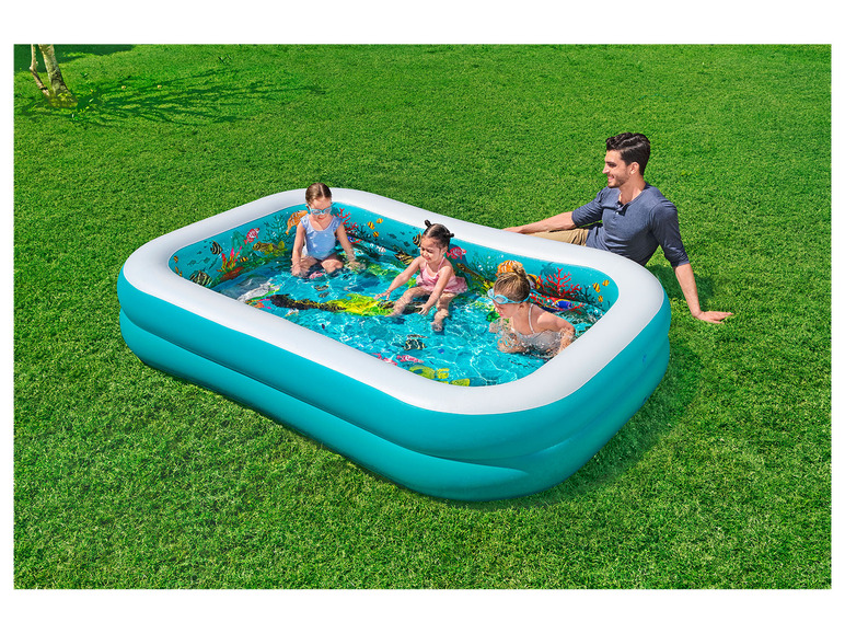 Des enfants jouent dans une piscine gonflable à thème sous-marin.