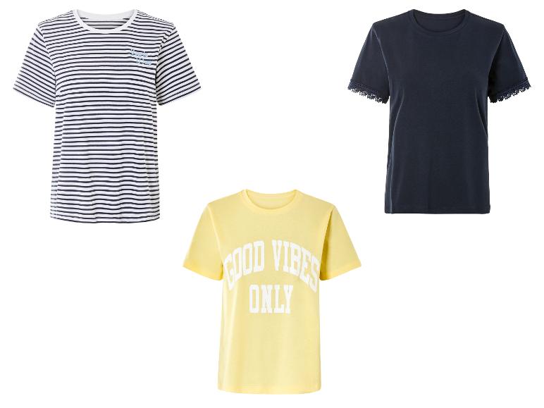 Drie t-shirts: gestreept, effen blauw en geel met de tekst 'Good Vibes Only'.