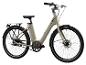 Een beige elektrische fiets met een riemaandrijving en Schwalbe banden.