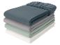 Pile de quatre draps-housses pliés en bleu, gris, vert et blanc.