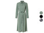 Een groene blousejurk met knopen en ceintuur.