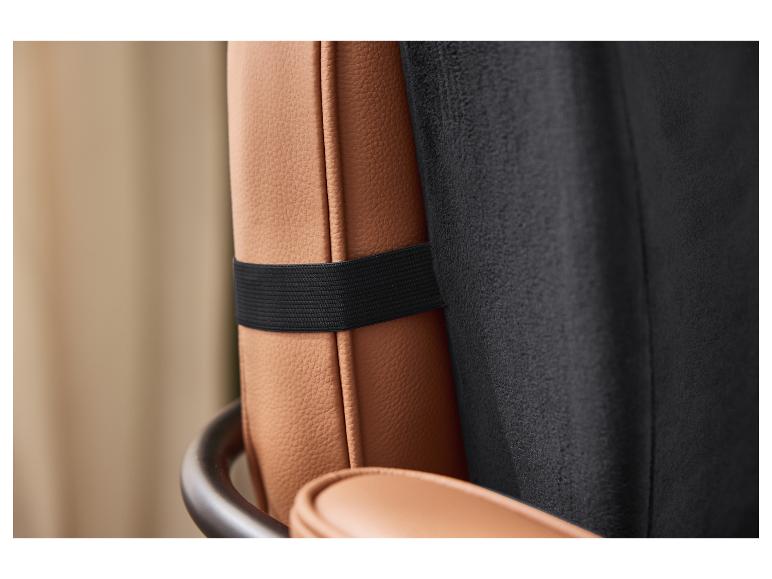 Détail d'un dossier de chaise en cuir marron avec une bande élastique noire et un tissu noir.
