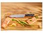 Zalm, asperges en SilverCrest mes op houten plank.
