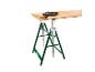 Établi pliant avec tréteaux verts, plateau en bois et outils dessus.
