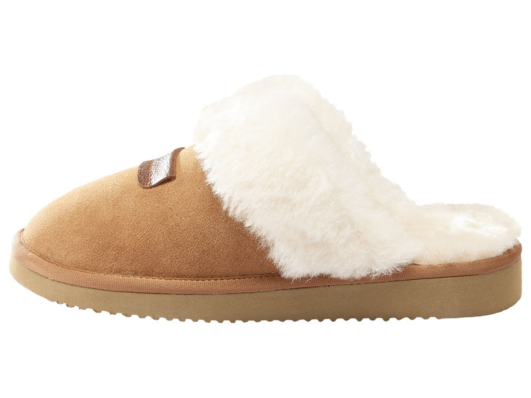 Des pantoufles marron avec un bord en fourrure blanche.