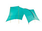 Een turquoise tentdoek met gele palen.