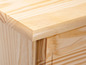 Bovenkant van een houten dressoir met lade.