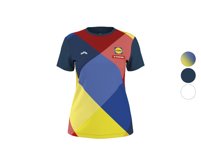 Kleurrijk sportshirt met geometrisch patroon en sponsorlogo's.