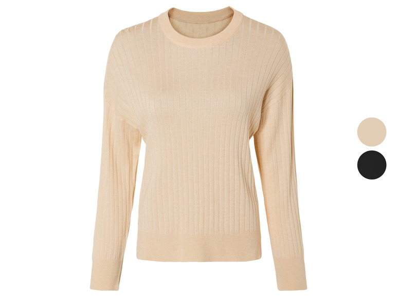 Pull en maille beige à manches longues.