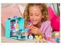 Een meisje speelt met een poppenhuis en poppen van de serie 'Paws & Pals'.
