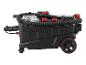 Aspirateur eau et poussière noir et rouge avec tuyau et accessoires, sur roulettes.