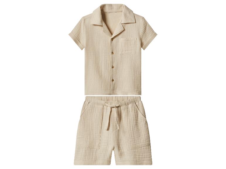 Beige katoenen overhemd met korte mouwen en korte broek voor jongens.