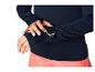 Femme en haut de sport bleu marine et legging orange, consultant une montre connectée