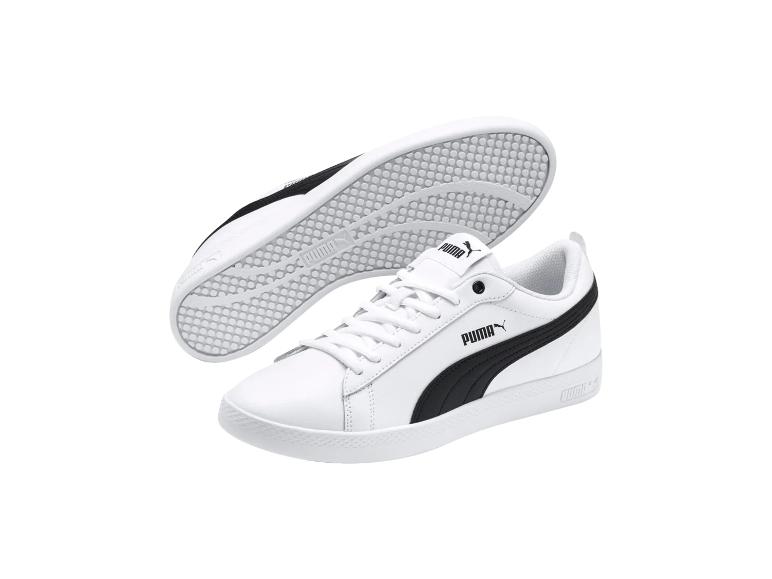Witte sneakers met zwarte strepen en gestructureerde zolen.