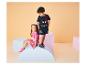 Garçon en t-shirt et short noirs Spider-Man, fille en t-shirt et short roses.