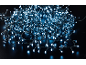 Blauwe LED-kerstverlichting op donkere achtergrond