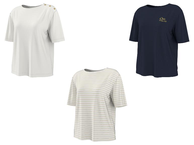 Trois t-shirts : un blanc à boutons, un bleu marine avec le texte 'Sea la vie' et un rayé blanc.