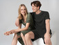 Une femme en robe verte et un homme en short vert à imprimé léopard.